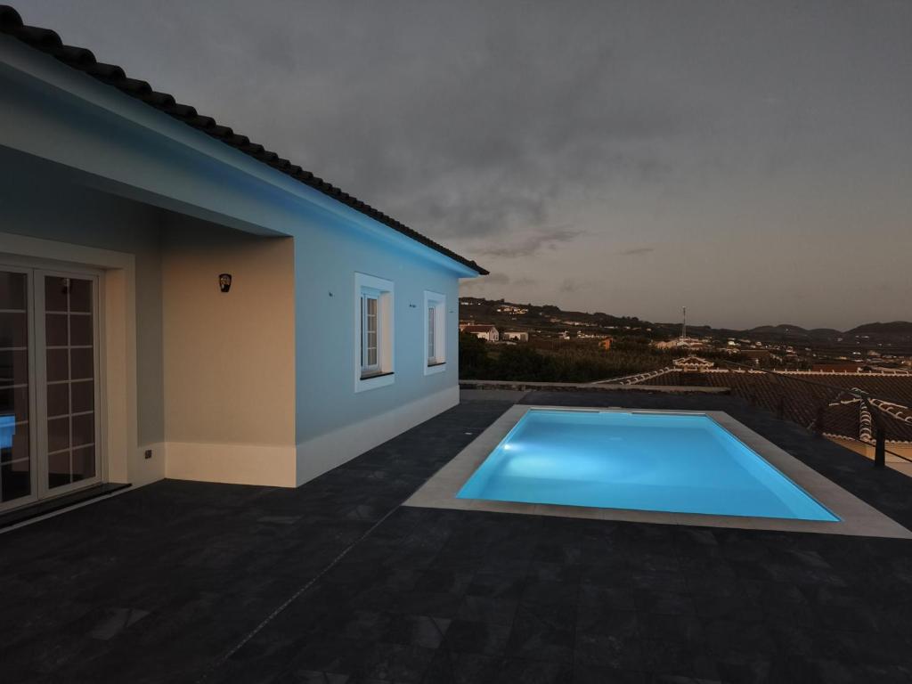 a swimming pool in the backyard of a house at Cantinho do alto in Porto Judeu