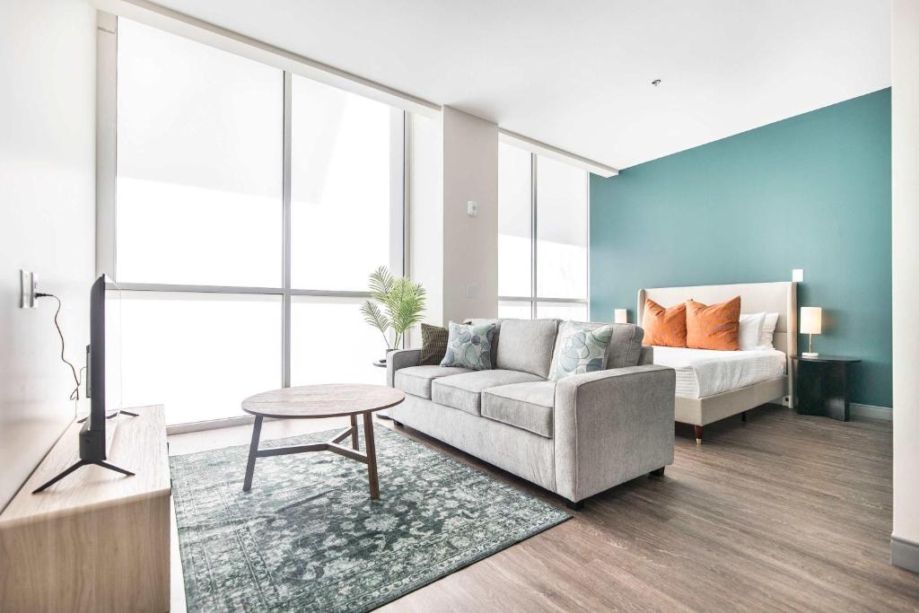 En eller flere senge i et værelse på Spacious Family Stay Near Downtown Macon