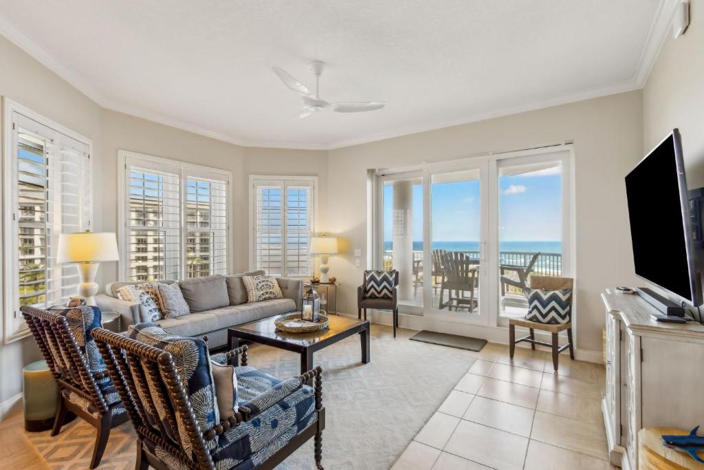 アメリア・アイランドにある21 Ocean Place condoのソファとテレビのあるリビングルーム