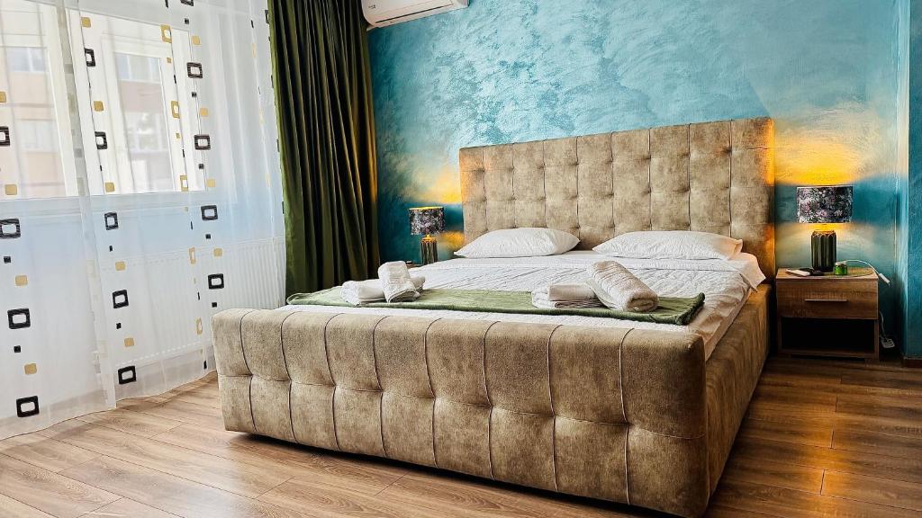 een slaapkamer met een groot bed met een groot hoofdeinde bij SHoliday 1 Bedroom Balcony &Free Parking in Timişoara