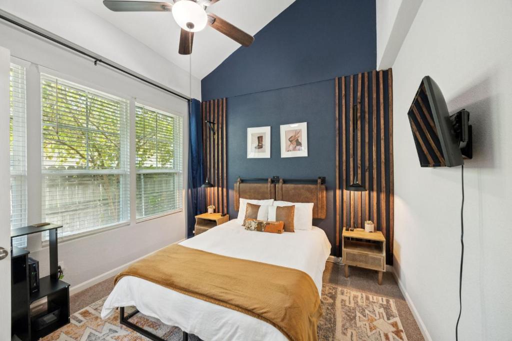 Postel nebo postele na pokoji v ubytování Stylish Historic Home Near Bishop Arts 5 min