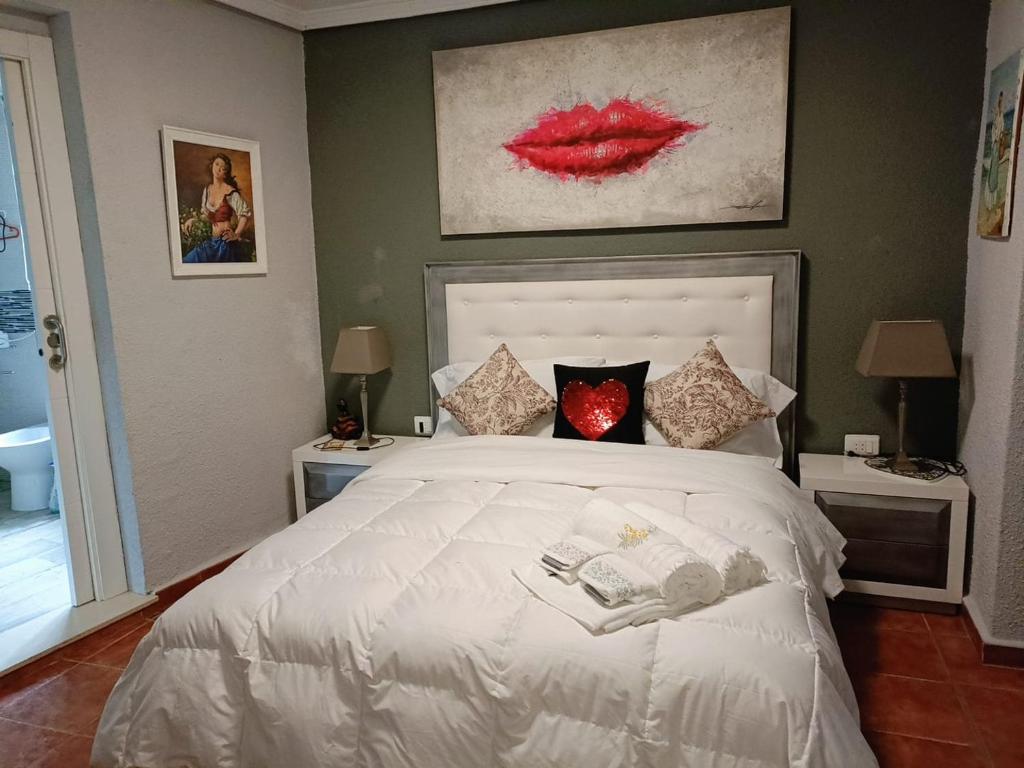 Postel nebo postele na pokoji v ubytování Beautiful bedroom Country Villa with swimming pool