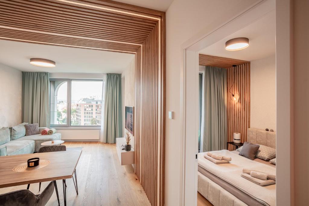 ブラチスラヴァにあるSKY PARK - Luxury Apartment - Free Parkingのソファとテーブルのあるリビングルーム