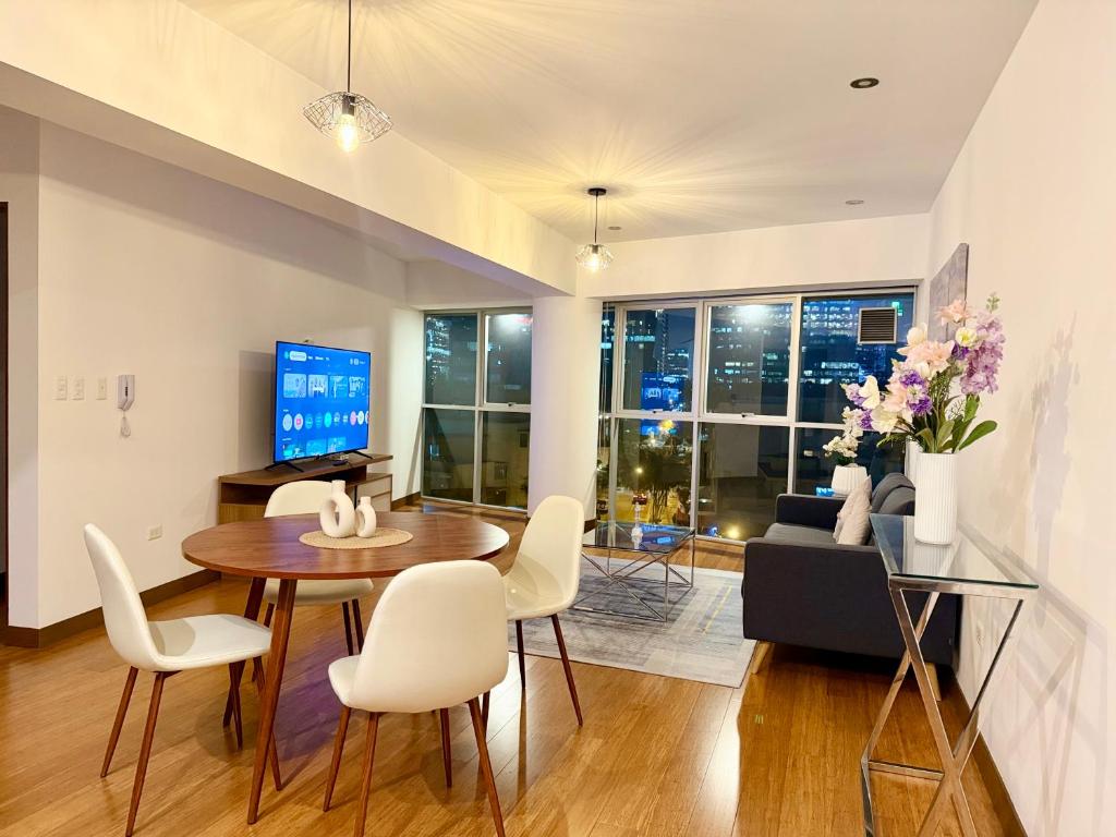 a living room with a table and chairs at Luxloft in Lima