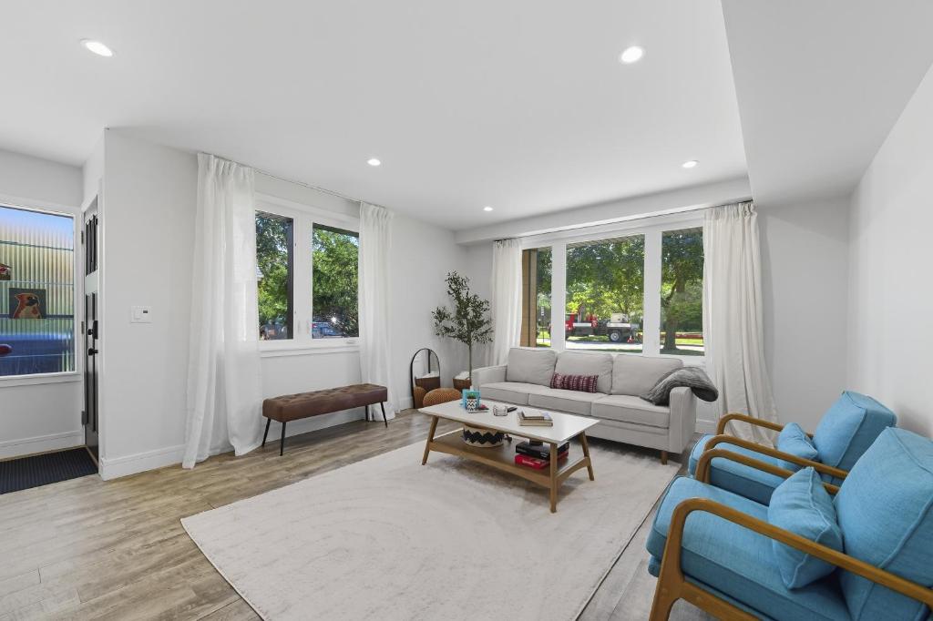WilmetteにあるBright Modern 3Bed 2,5Bath Evanston Home withParking homeのソファとテーブルのあるリビングルーム
