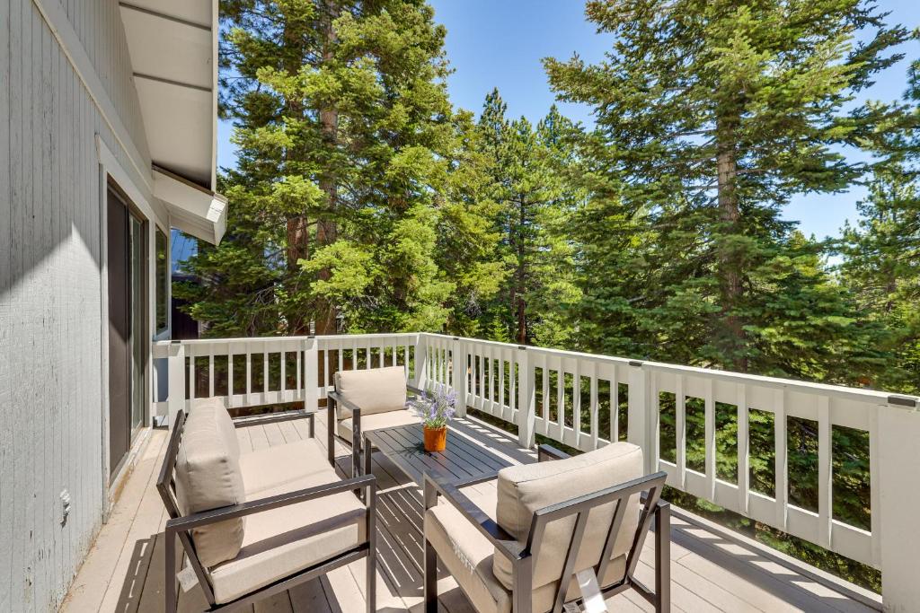 Un patio con dos sillas y una mesa en una terraza. en 3 Mi to Lake Tahoe Forest-View Sanctuary with Deck!, en Incline Village
