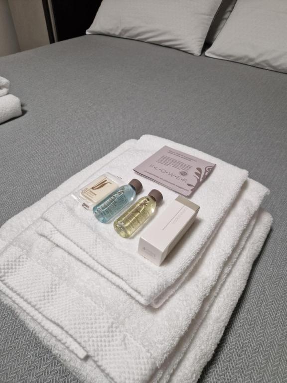 a pile of towels sitting on top of a bed at B&B Casa Tassoni in Maranello
