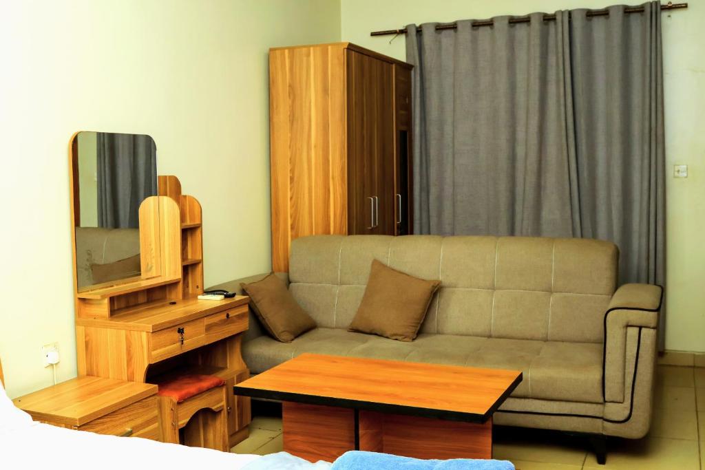 un salon avec un canapé et une table dans l'établissement James Apartments, à Djouba