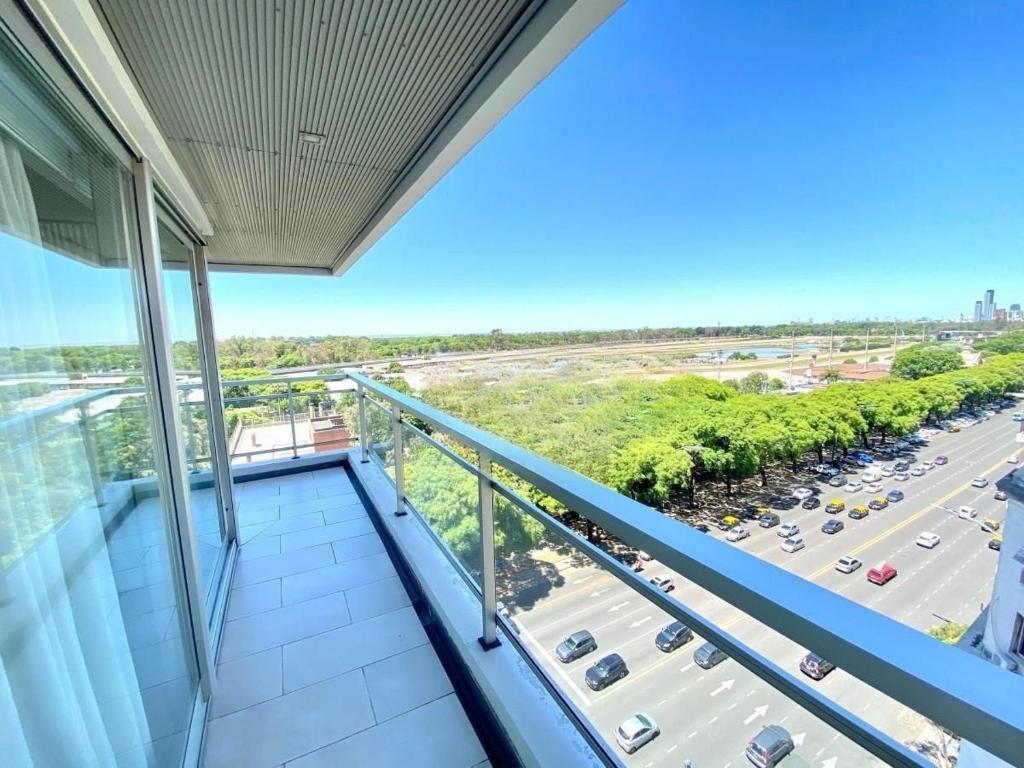 a balcony with a view of a parking lot at Quartier Libertador Panoramico Vista al Rio in Buenos Aires