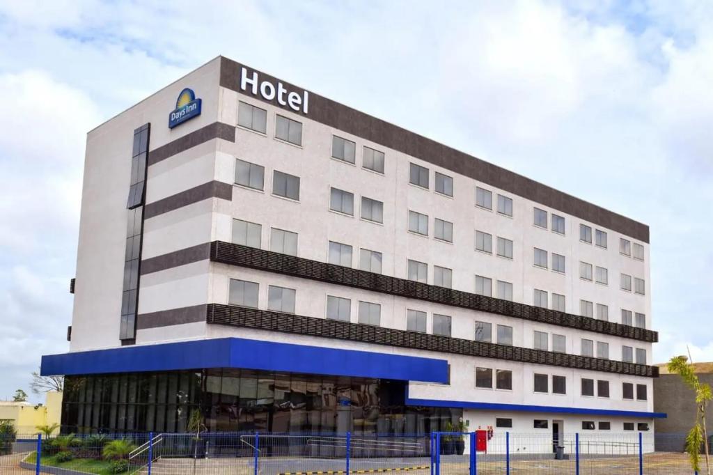 un edificio de hotel con un cartel en él en Days Inn By Wyndham Cascavel, en Cascavel