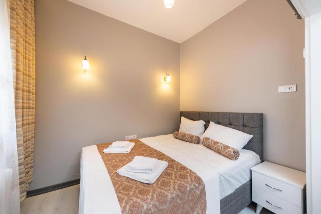 une chambre avec un lit avec deux serviettes dessus dans l'établissement gallelius, à Istanbul
