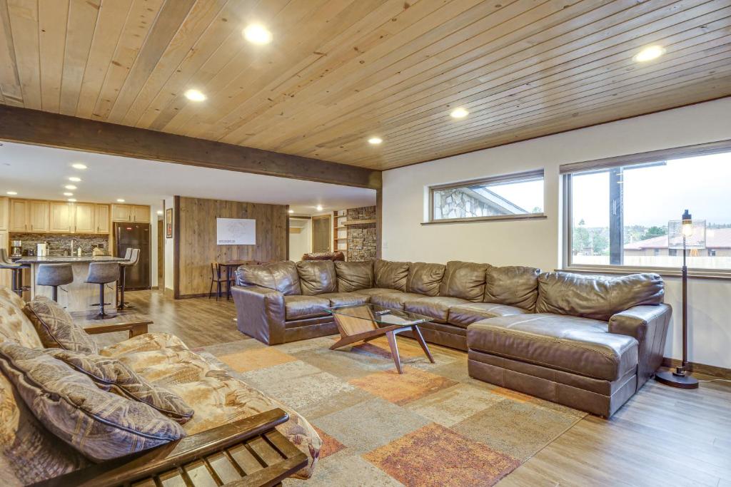 Istumisnurk majutusasutuses Grand Family Home with Deck and Trail Access in Fraser