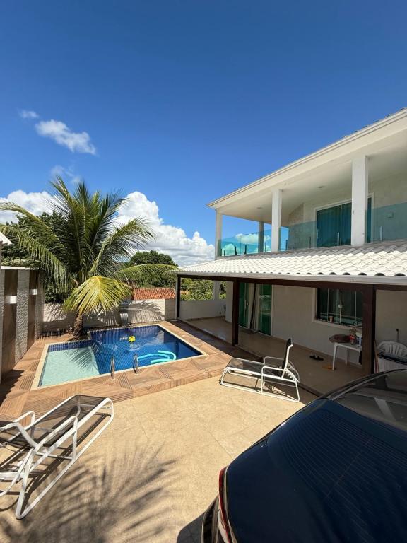 Villa chapman II في بوزيوس: بيت فيه مسبح و كرسيين عشب