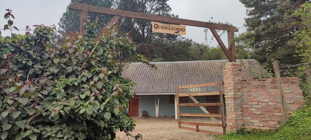 a brick building with a sign in front of it at Casa de Campo Caminho do Petar - Rancho Quemeninho in Apiaí