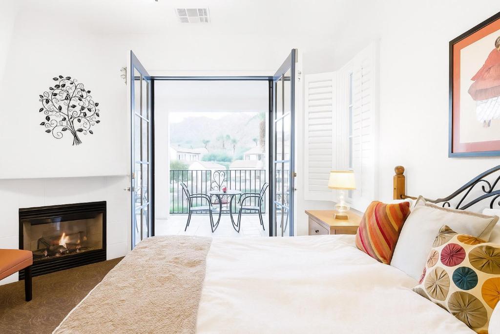 een slaapkamer met een bed en een open haard bij La Quinta Studio Suite, Fp, Views, Patio in La Quinta