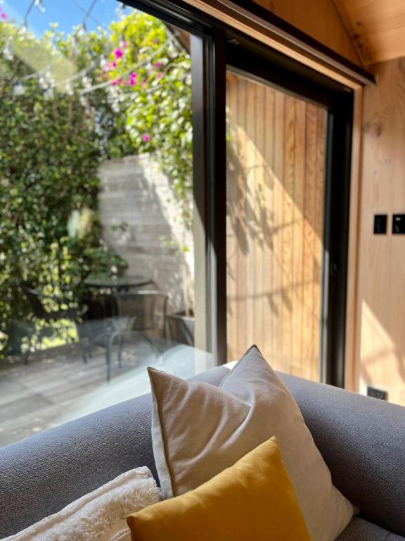 Modern home in prime location! - Resim 21