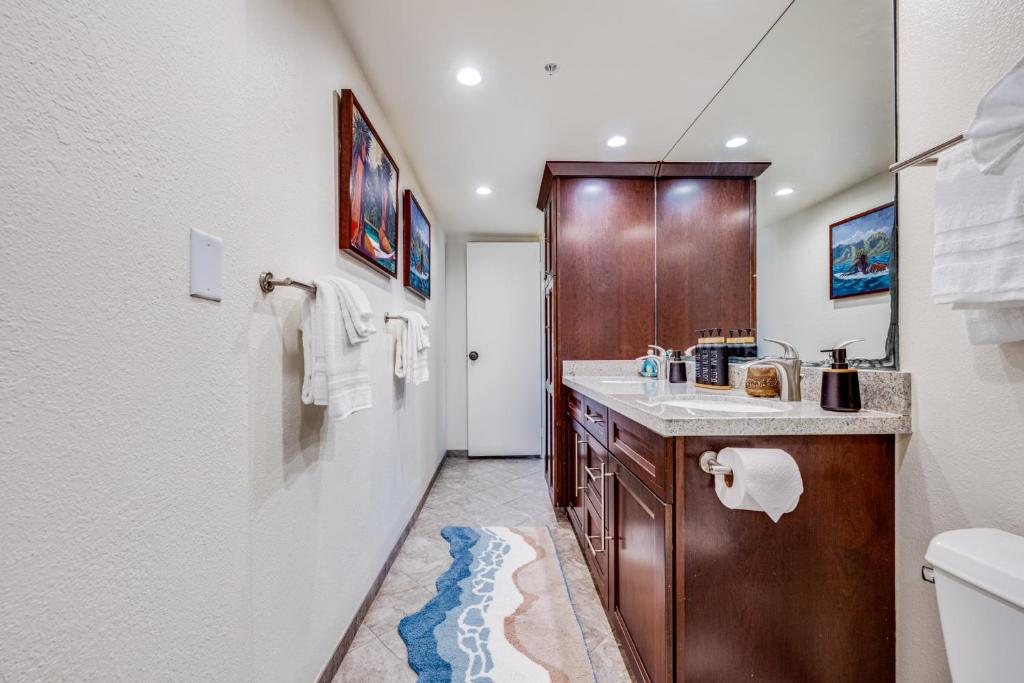 ラハイナにあるKaanapali Shoresの洗面台とトイレ付きのバスルーム