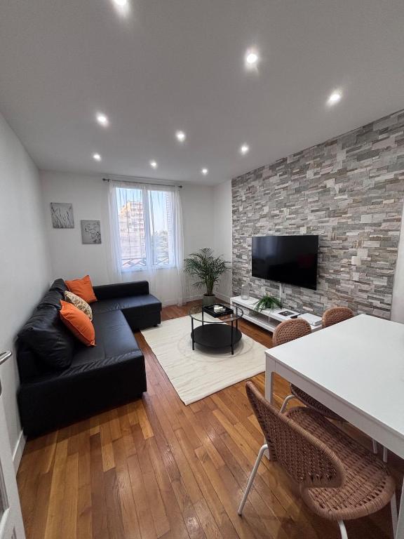 Μια τηλεόραση ή/και κέντρο ψυχαγωγίας στο Appartement Cachan aux portes de Paris RER B