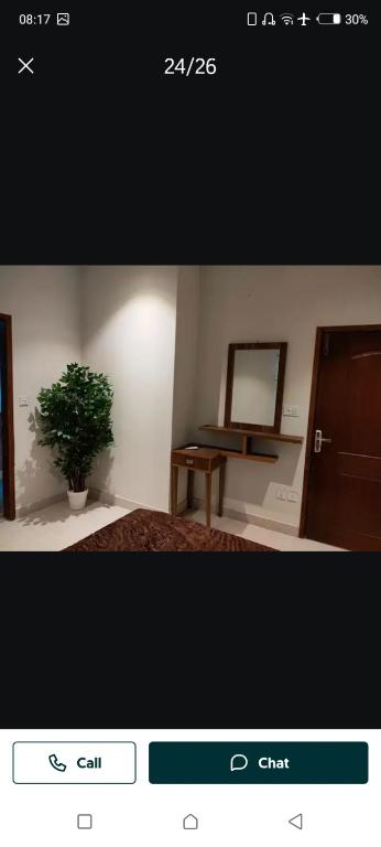 ラホールにあるBahria lahoreのテーブルと鏡のある部屋の写真