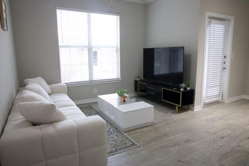 Televiisor ja/või meelelahutuskeskus majutusasutuses Modern 1BR Retreat in the Heart of Magnolia