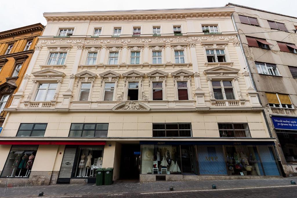 - un grand bâtiment blanc dans une rue de la ville dans l'établissement George Apartment, à Zagreb