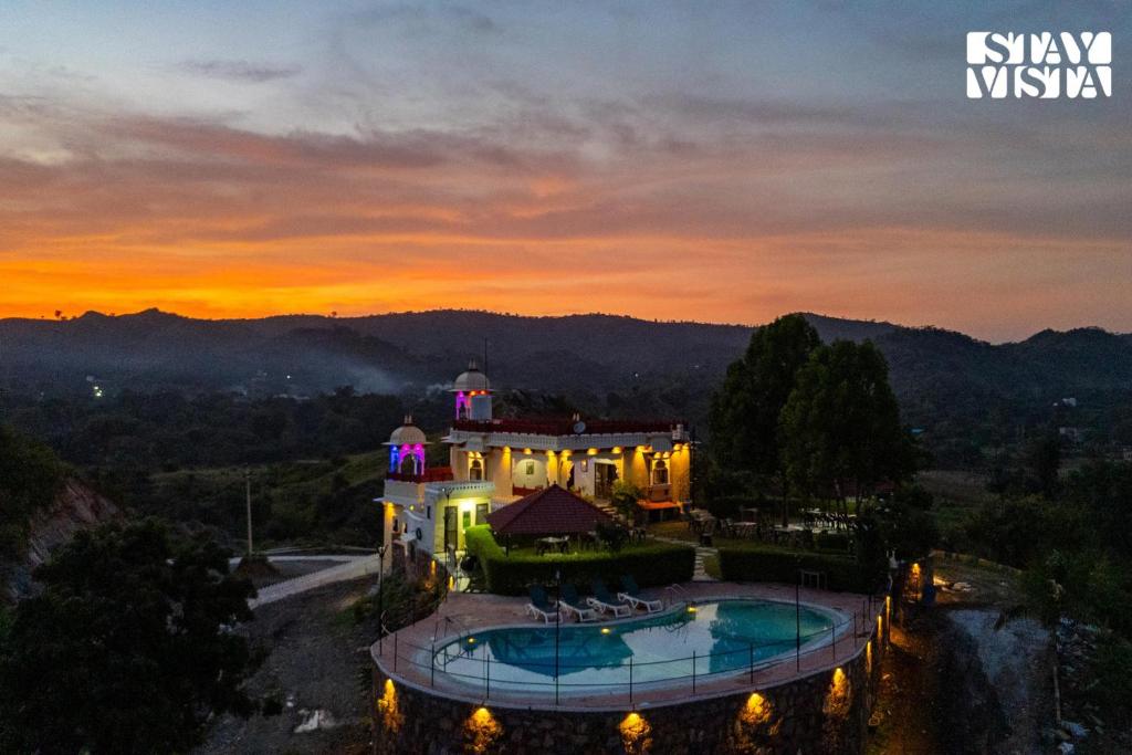 une vue aérienne d'une maison avec piscine dans l'établissement StayVista at Samar Fateh Garh with Bonfire, Lawn, AC, à Rāma