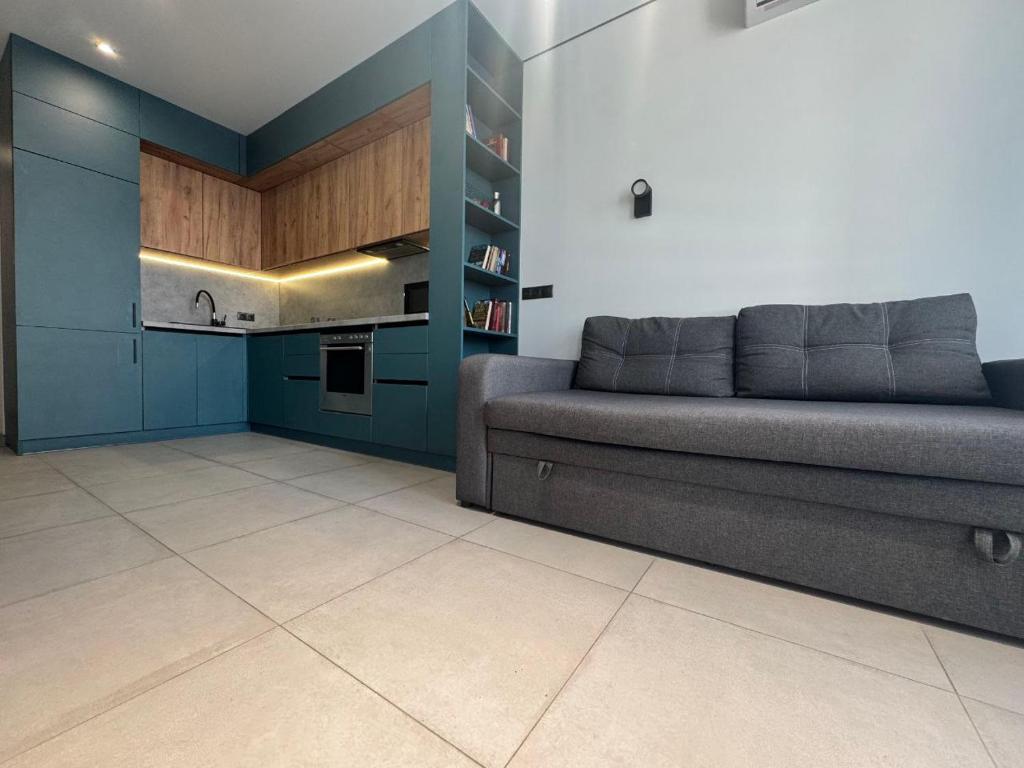 a living room with a couch and a kitchen at Видові Апартаменти Residential GREAT ліфт, вода, тепло WiFi Працюють без світла in Kyiv