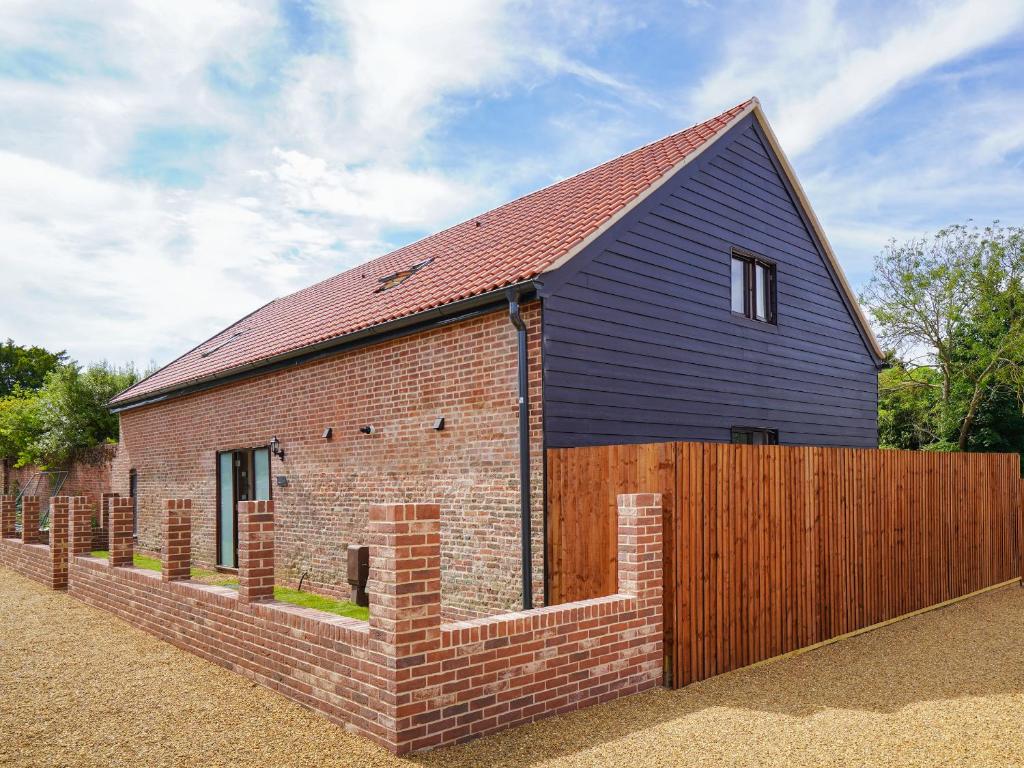 Carlton ColvilleにあるLima Lodge - Uk50584の木塀付きの大きなレンガ造りの建物
