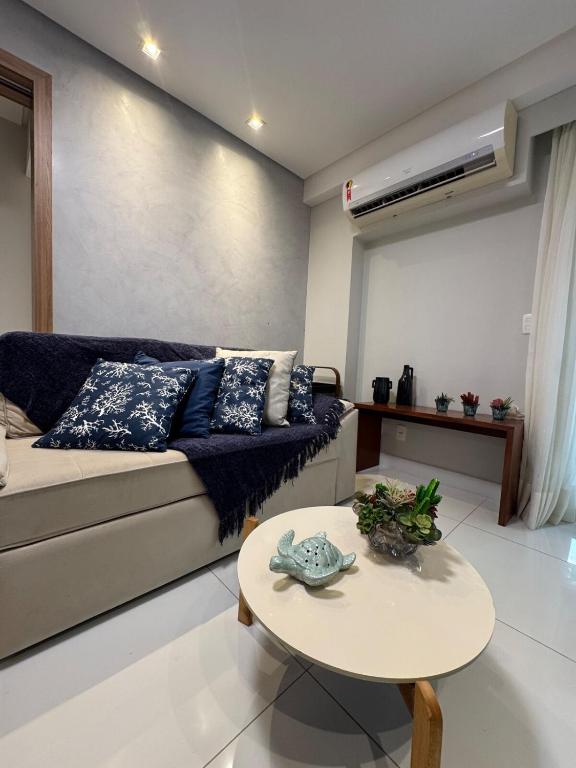 In Mare Bali 50 في بارناميريم: غرفة معيشة بها أريكة وطاولة