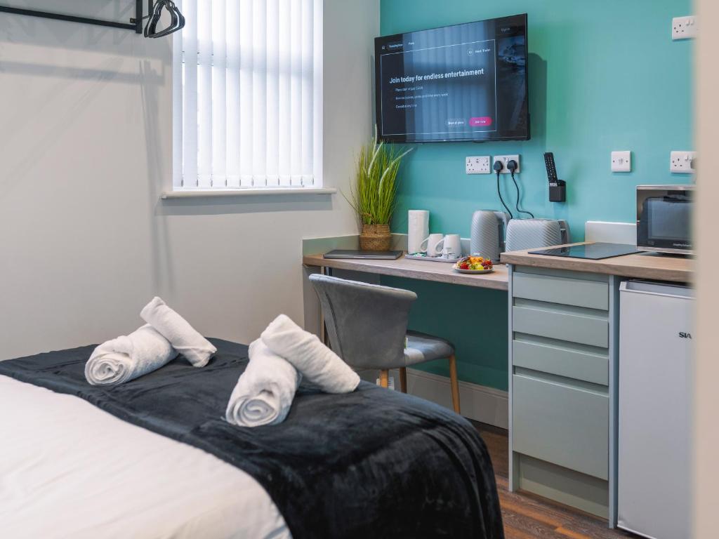 En eller flere senge i et værelse på Hilltop Apartment 5 - Uk50597