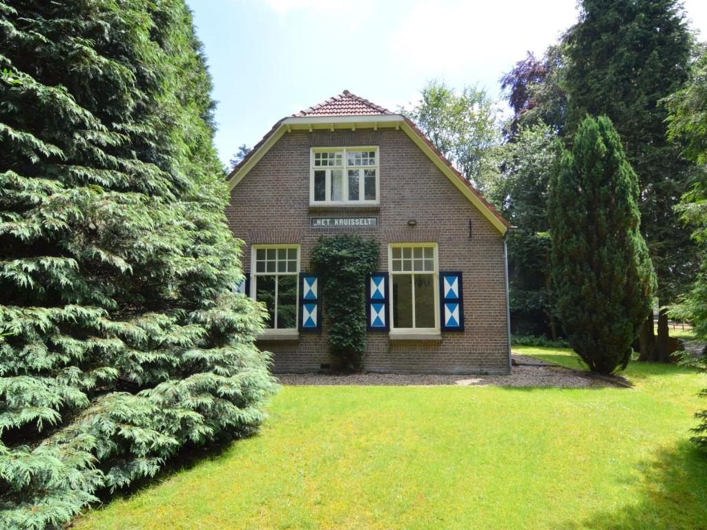 ゼルヘームにあるCozy Holiday Home in Zelhem with Forest Nearの青と白の星が描かれたレンガ造りの家