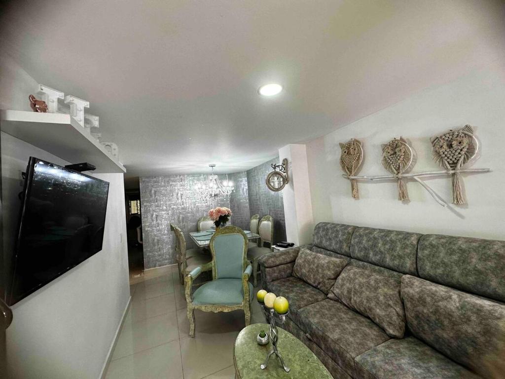 a living room with a couch and a television at Apartamento con Jacuzzi privado Cerca al Metro y al Mayorca in Envigado