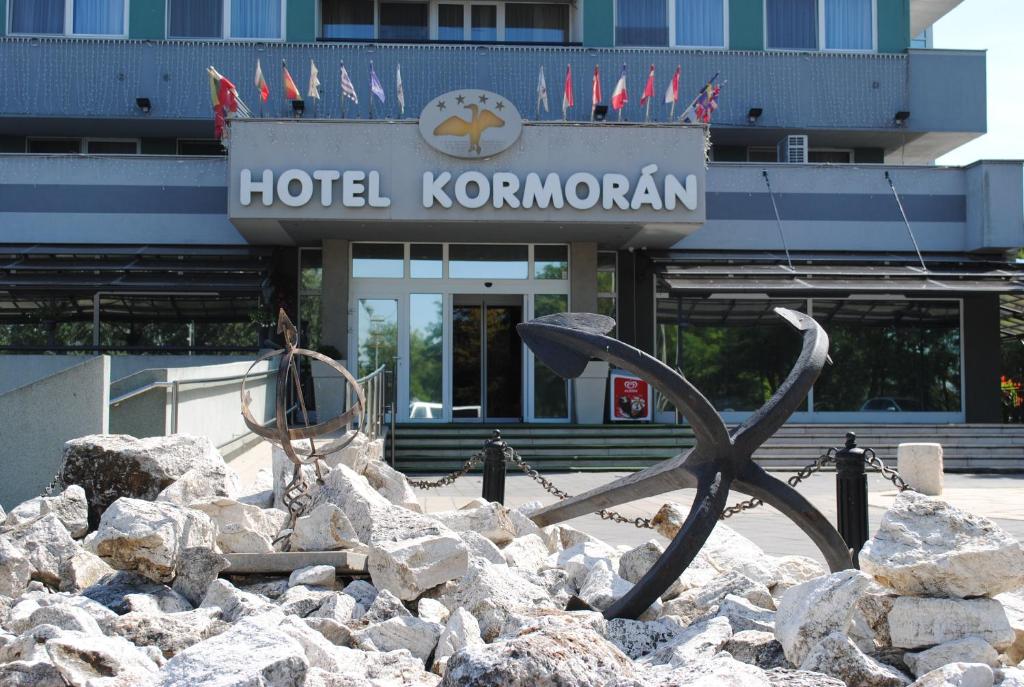 uma estátua em frente a um hotel kronann em Hotel Kormorán em Šamorín