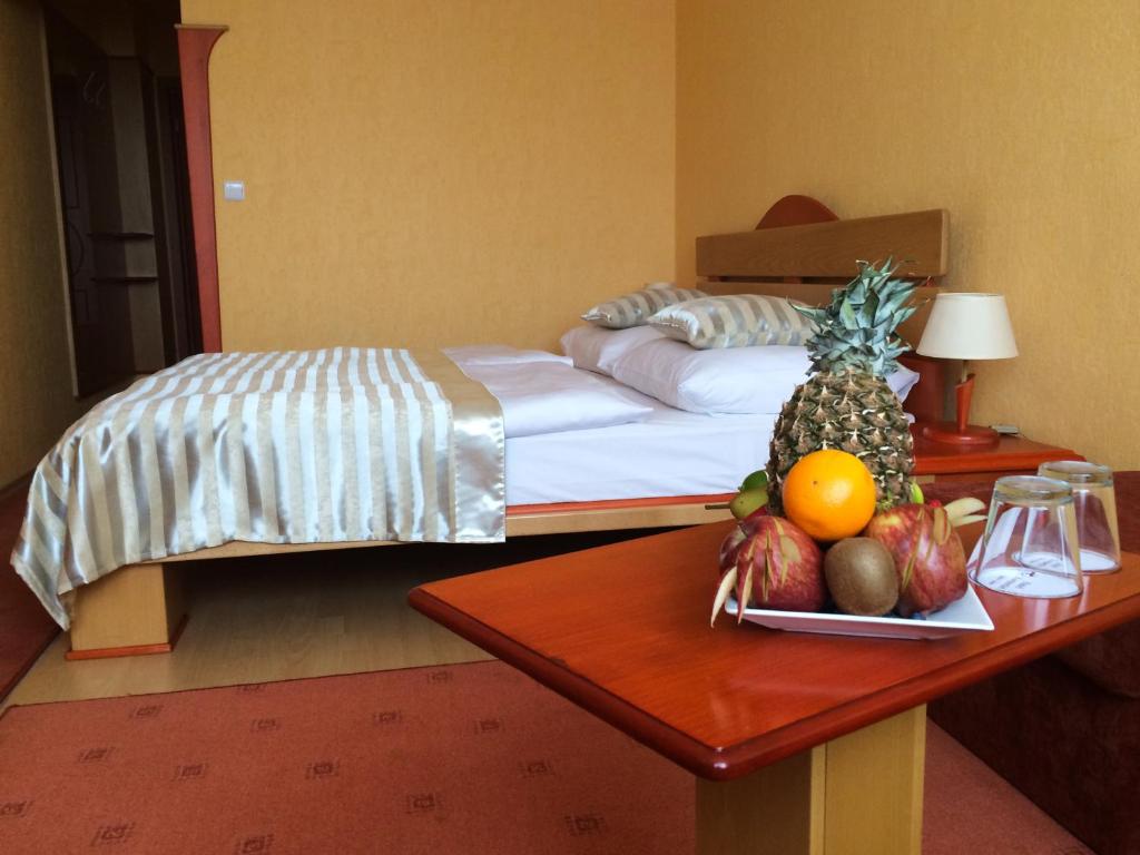 A bed or beds in a room at Hotel Kormorán