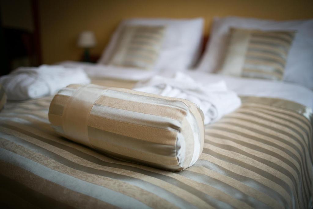 A bed or beds in a room at Hotel Kormorán