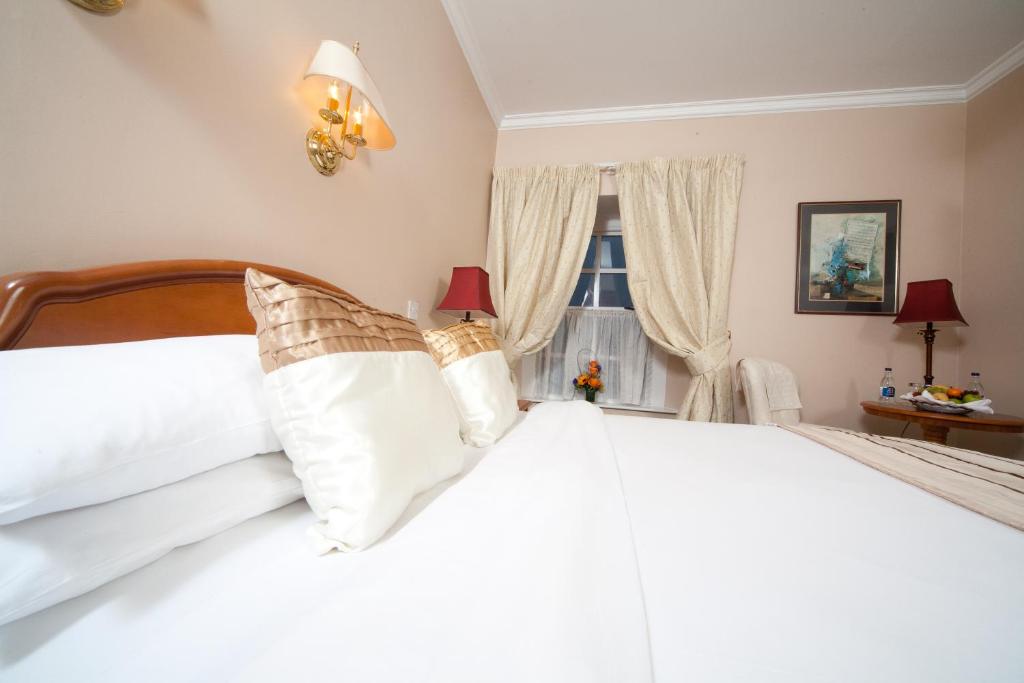 Postel nebo postele na pokoji v ubytování Darnley Lodge Hotel