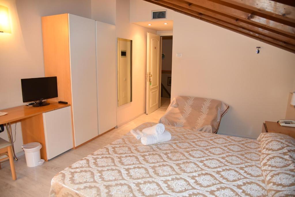 Postel nebo postele na pokoji v ubytování Hotel Ristorante Miralago