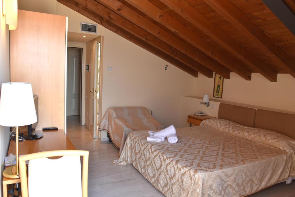 Postel nebo postele na pokoji v ubytování Hotel Ristorante Miralago