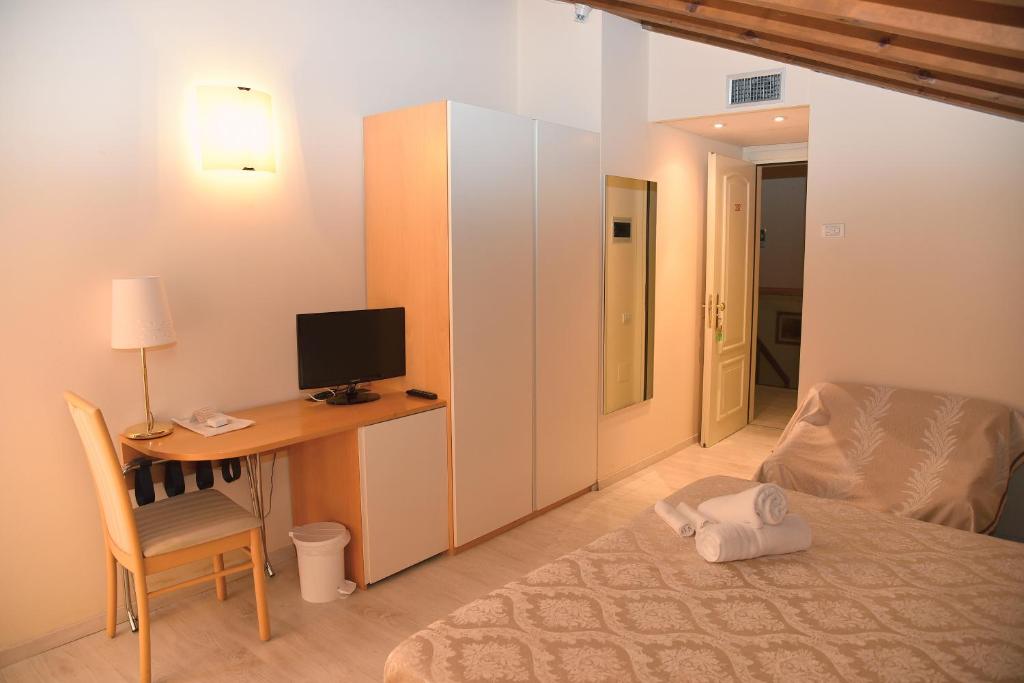 Postel nebo postele na pokoji v ubytování Hotel Ristorante Miralago