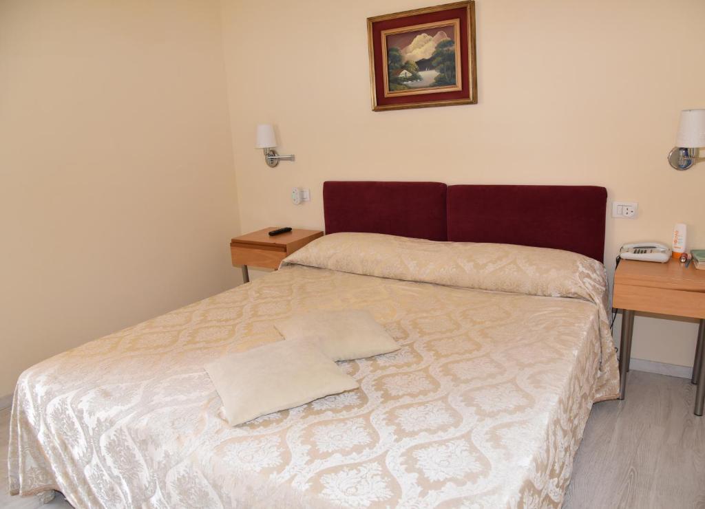 Postel nebo postele na pokoji v ubytování Hotel Ristorante Miralago