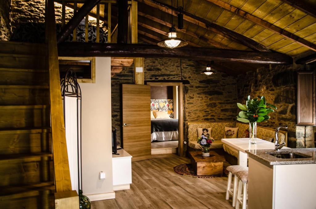 a room with a kitchen and a bedroom at Casa Turística Viladonatus (Ribeira Sacra) in Doade
