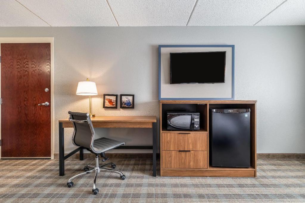 AmericInn by Wyndham Mounds View Minneapolis - Deluxe Queen Room - Mobility Access/Non-Smoking