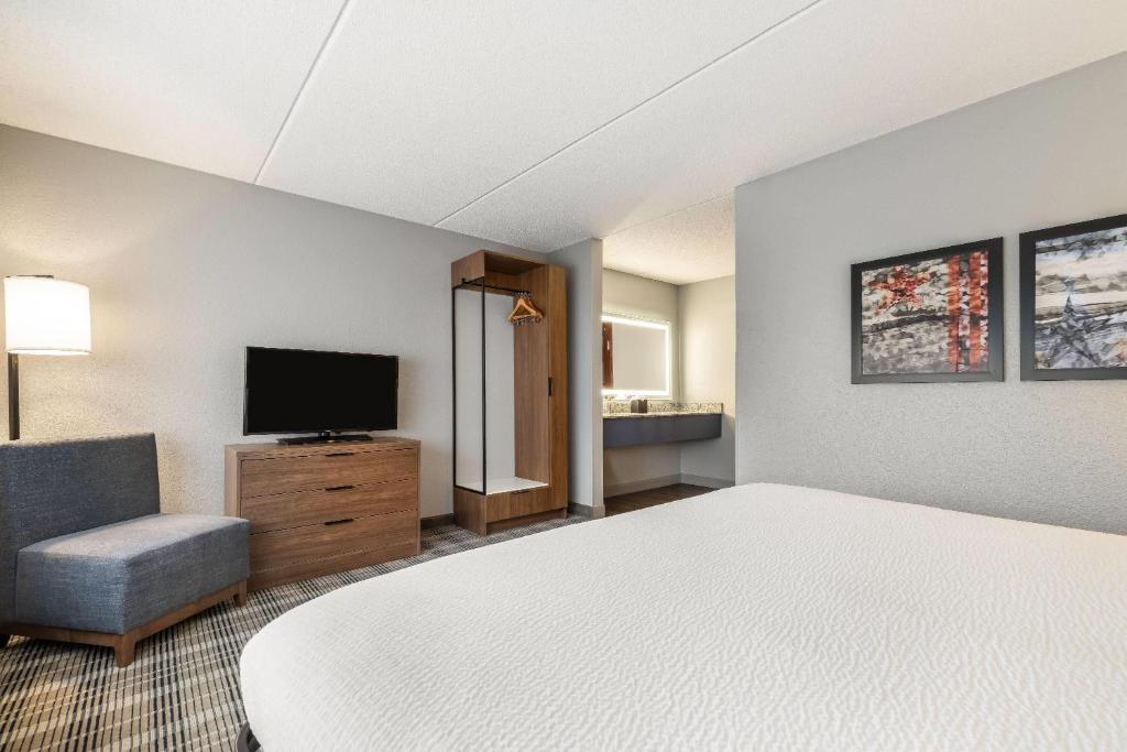 AmericInn by Wyndham Mounds View Minneapolis - 1 King Bed, Deluxe One Bedroom Suite, Non-Smoking