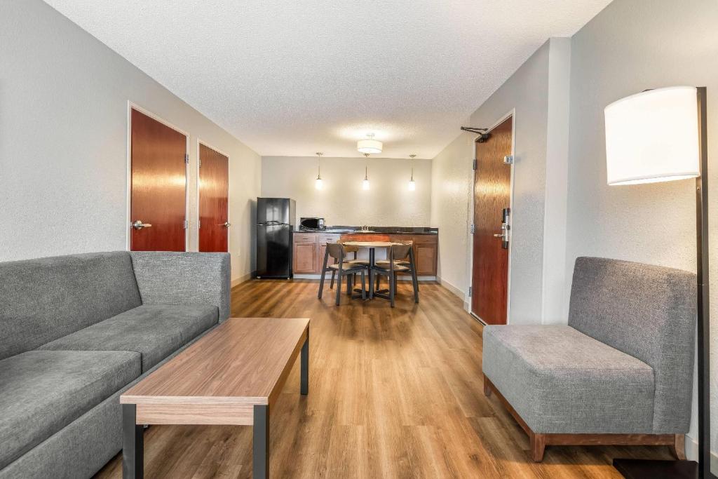 AmericInn by Wyndham Mounds View Minneapolis - 1 King Bed, Premier One Bedroom Suite, Non-Smoking