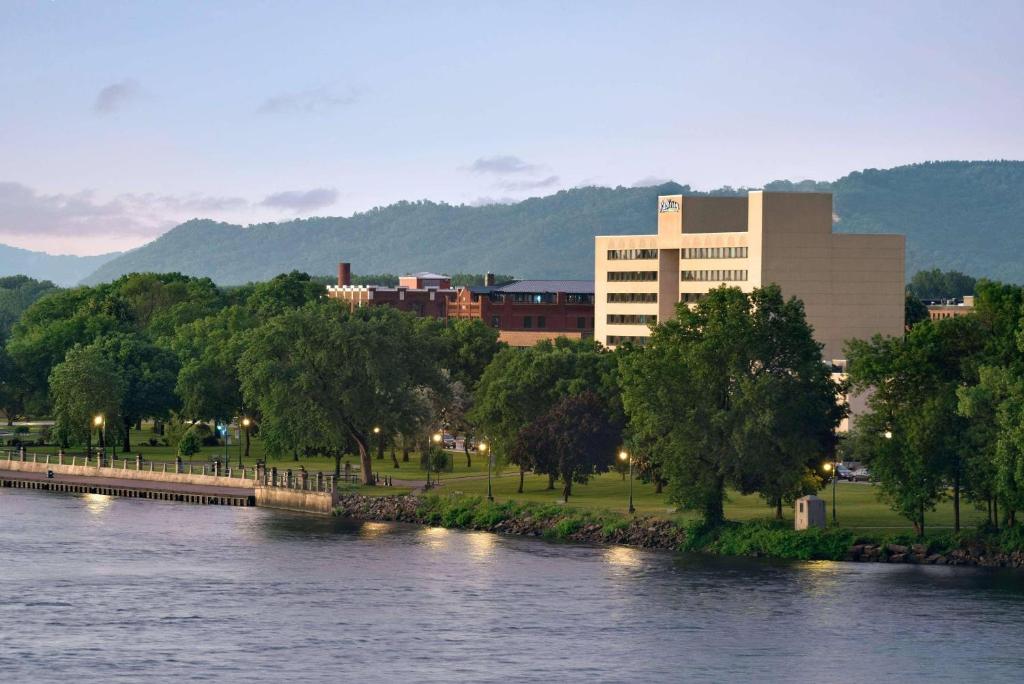 un edificio junto a un río con un edificio en Radisson Hotel La Crosse, en La Crosse