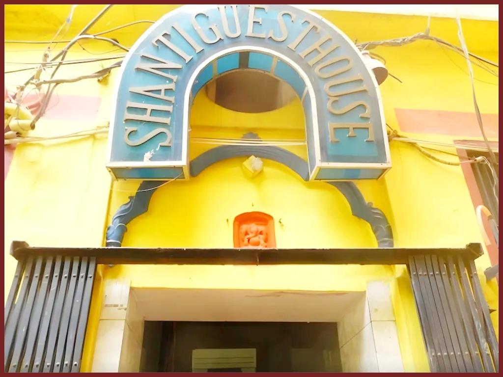 バラナシにあるHOTEL SHANT! GUEST HOUSE VARANASI - 1 Minutes Walking Distance From BABA VISHWANATH TEMPLE And ROOFTOP GANGA VIEW - #Wifi #Fully Air Conditioned & Spacious Rooms -Restaurant Foreigneꭈׁׅ Allowed - Best Budget Guest House In Varanasiの側面に看板がある建物