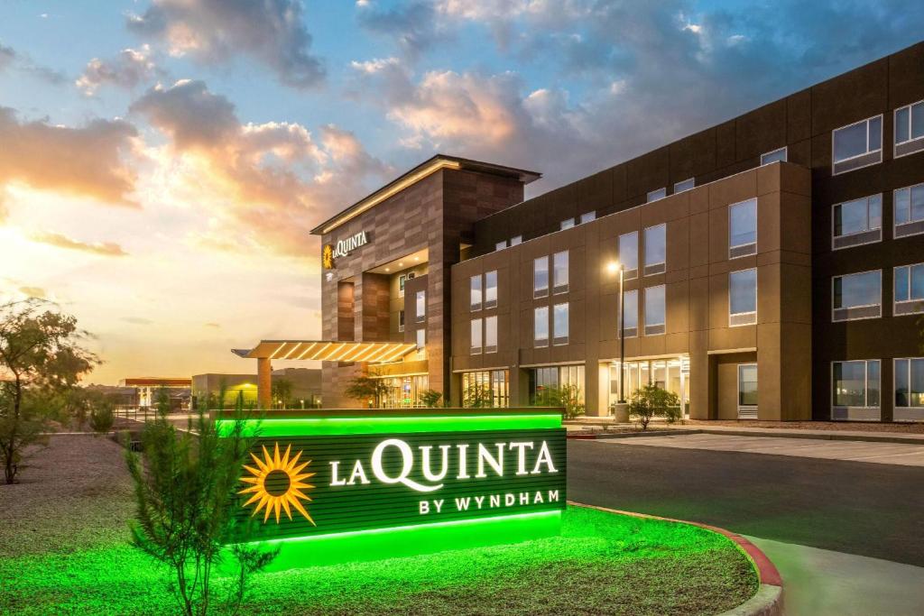 La Quinta Inn & Suites by Wyndham Phoenix West Glendale photo