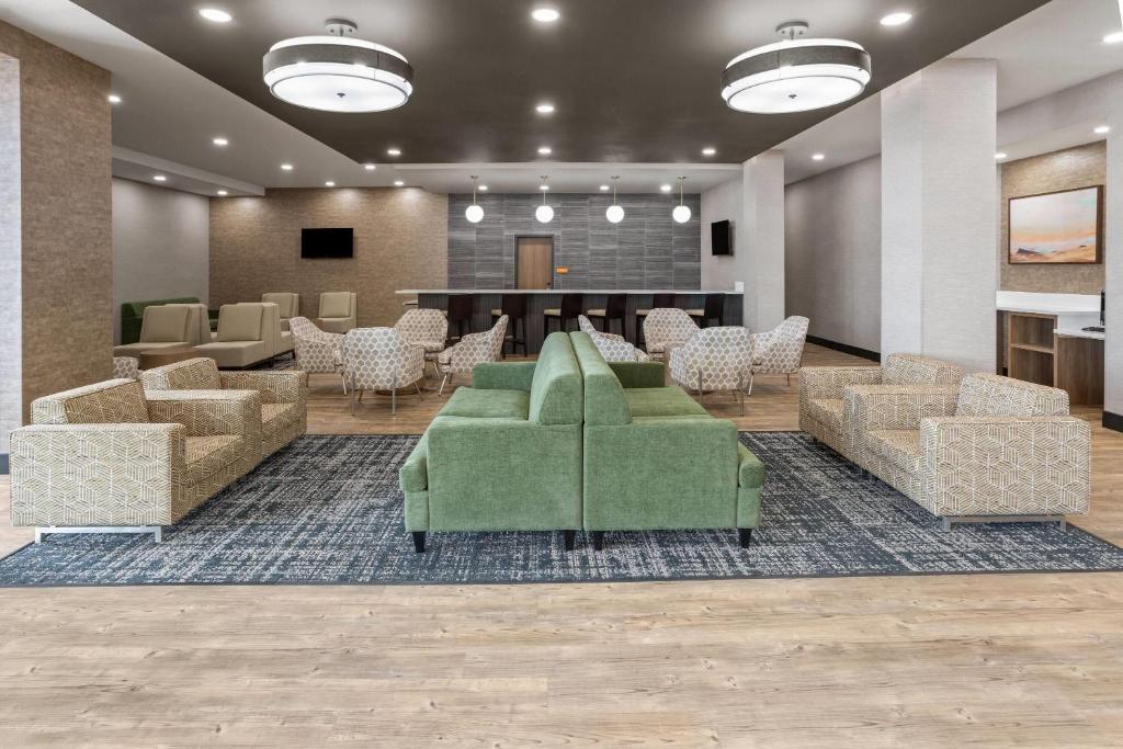 La Quinta Inn & Suites by Wyndham Phoenix West Glendale photo