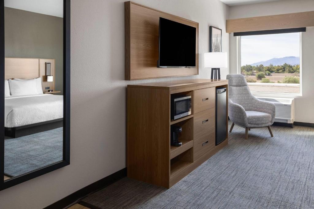 La Quinta Inn & Suites by Wyndham Phoenix West Glendale photo