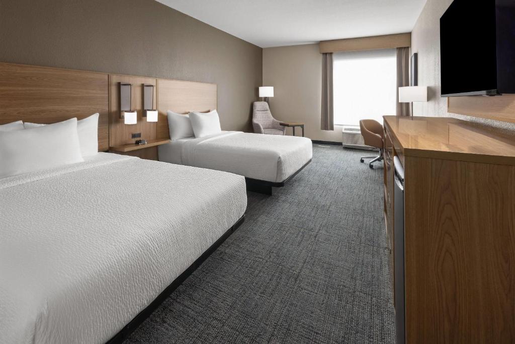La Quinta Inn & Suites by Wyndham Phoenix West Glendale photo